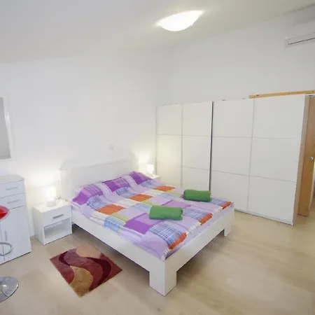 Apartment Fuer 6 Personen Ca 100 M In Pula, Istrien Und Umgebung *